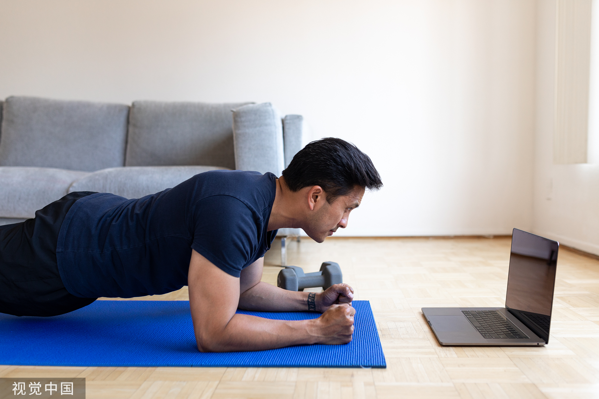 上班族居家零器械健身，每天 15 分钟足够