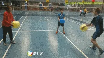 不用球拍，用气球也能打羽毛球？