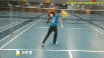 不用球拍，用气球也能打羽毛球？
