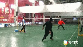 不用球拍，用气球也能打羽毛球？