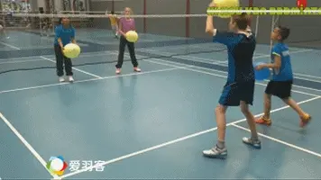 不用球拍，用气球也能打羽毛球？