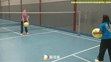不用球拍，用气球也能打羽毛球？