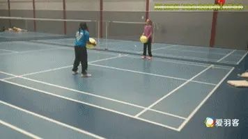 不用球拍，用气球也能打羽毛球？