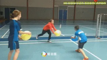 不用球拍，用气球也能打羽毛球？