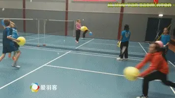 不用球拍，用气球也能打羽毛球？