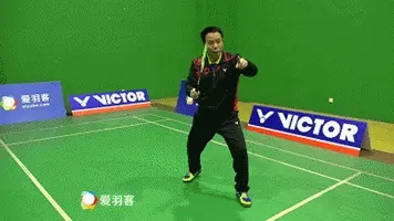 接发球到底先迈哪只脚?90%的球友都不知道