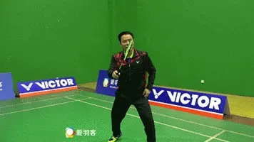 接发球到底先迈哪只脚?90%的球友都不知道