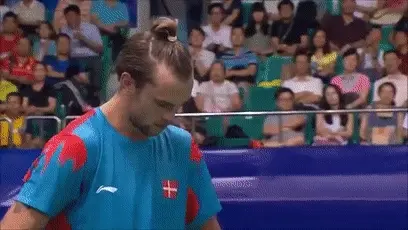 战术千万条，发球第一条，击球不规范，队友两行泪